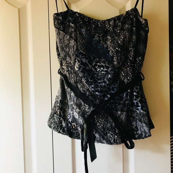 Tops - Strapless blue animal print top